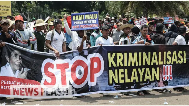 Ribuan nelayan berdemo di depan Istana Negara, Jakarta. Mereka yang tergabung dalam Gerakan Masyarakat Perikanan Indonesia (Germaspi) meminta kebijakan yang ditetapkan oleh Menteri Kelautan dan Perikanan Susi Pudjiastuti untuk dievaluasi kembali.