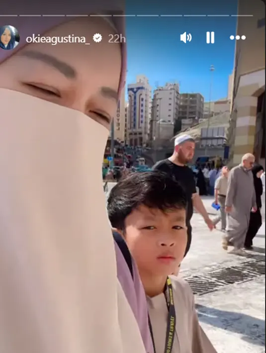 Jarang terlihat pakai bercadar, tak heran jika penampilan tertutup ibunda Shakina Azalea ini curi perhatian netizen. Ini momen ketika Okie Agustina dan Miro dalam perjalanan ke Masjidil Haram untuk menunaikan salat zuhur. Okie Agustina bersyukur bisa kembali ke Tanah Suci untuk menjalani ibadah umroh dan mengajak anak bungsunya dalam kesempatan kali ini. (Liputan6.com/IG/okieagustina_)