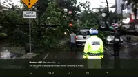 Dua mobil tertimpa pohon tumbang di Jalan LLRE Martadinata, Kota Bandung. Sebelumnya, ibu kota Provinsi Jawa Barat itu dilanda hujan deras disertai angin kencang dan petir. (Screenshot: Twitter/@MustopaUpt)