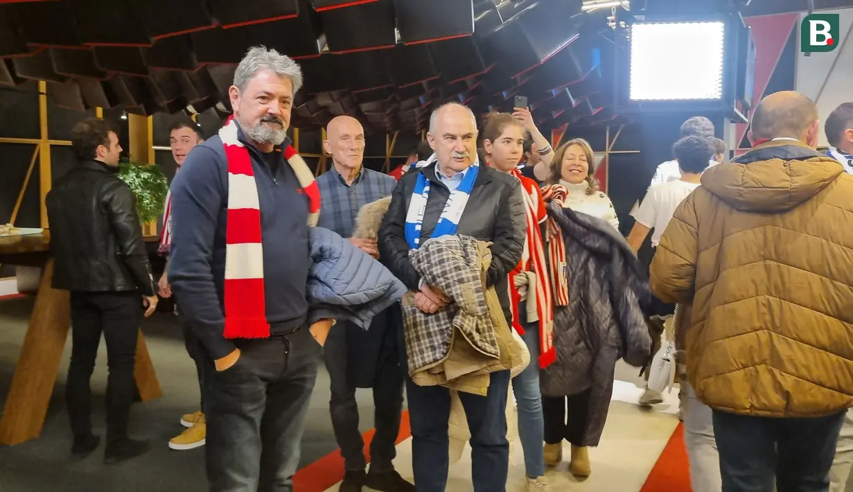 Sejumlah fans dari Athletic Bilbao dan Real Sociedad sedang menunggu laga lanjutan Liga Spanyol 2023/2024 antara  Athletic Bilbao dan Real Sociedad di Stadion San Mames, Bilbao, Spanyol, 13 Januari 2024. (Bola.com/Yus Mei Sawitri)