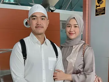 Ini adalah foto sebelum berangkat umrah yang diunggah oleh Kaesang Pangarep. Erina Gudono cantik dengan baju abaya dan jilbab pashmina warna senada. Melihat foto tersebut, netizen salah fokus dengan wajah Erina yang disebut mirip dengan Ibu Iriana. Bahkan tak sedikit yang mendoakan Puteri Indonesia DIY 2022 ini didoakan istiqomah berhijab setelah pulang umrah. (Liputan6.com/IG/@kaesangp)