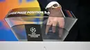 Untuk diketahui, pertandingan leg pertama babak 16 besar Liga Champions 2025/2026 dijadwalkan pada 10–11 Maret 2026, diikuti leg kedua pada 17–18 Maret 2026. Tampak dalam foto, Duta Yayasan UEFA untuk Anak-Anak yang juga mantan gelandang Sevilla, Ivan Rakitic, mengambil bola undian selama pengundian babak 16 besar, perempat final, dan semifinal Liga Champions 2025/2026 di House of European Football di Nyon, Swiss, Jumat (27/2/2026). (Harold CUNNINGHAM/AFP)