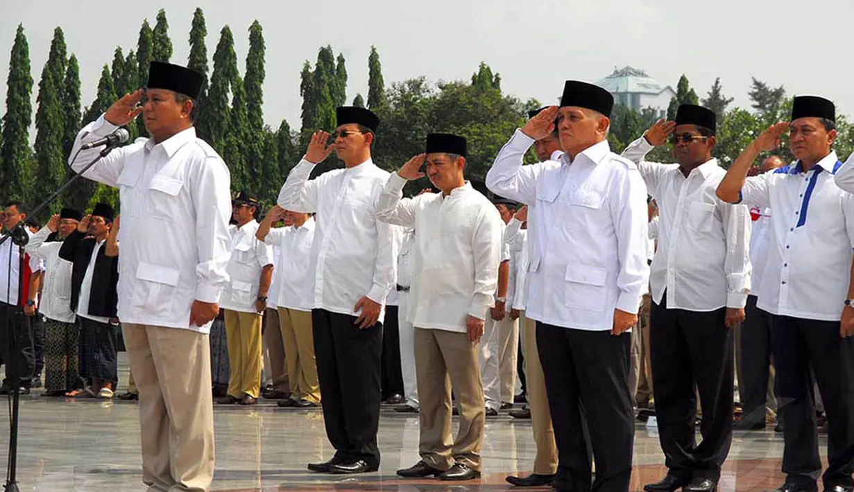Prabowo terlihat  memimpin upacara penghormatan di Taman Makam Pahlawan, Kalibata, Jakarta Selatan, Selasa (20/5/14) (Liputan6.com/Miftahul Hayat) 