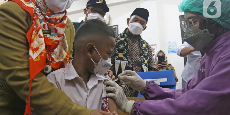 FOTO: Menko PMK Muhadjir Effendy Tinjau Vaksinasi COVID-19 untuk Anak di Depok