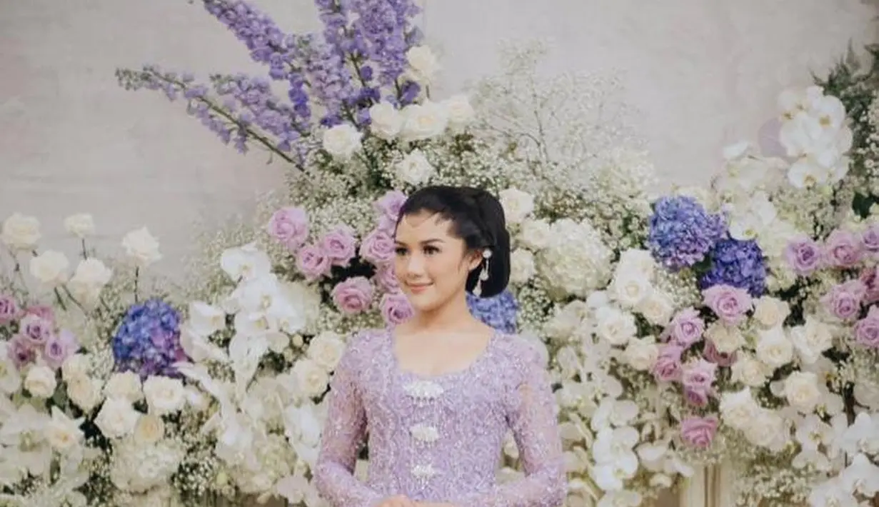 Kebaya kutubaru klasik ini dengan warna lilac bikin kamu terlihat lebih lembut dan menawan [@erinagudono]