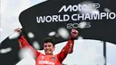 Pembalap MotoGP asal Spanyol dari Tim Ducati Lenovo, Marc Marquez merayakan gelar juara dunianya di podium setelah balapan MotoGP Grand Prix Jepang di Mobility Resort Motegi, Motegi, Prefektur Tochigi, pada Minggu 28 September 2025. (Toshifumi KITAMURA/AFP)