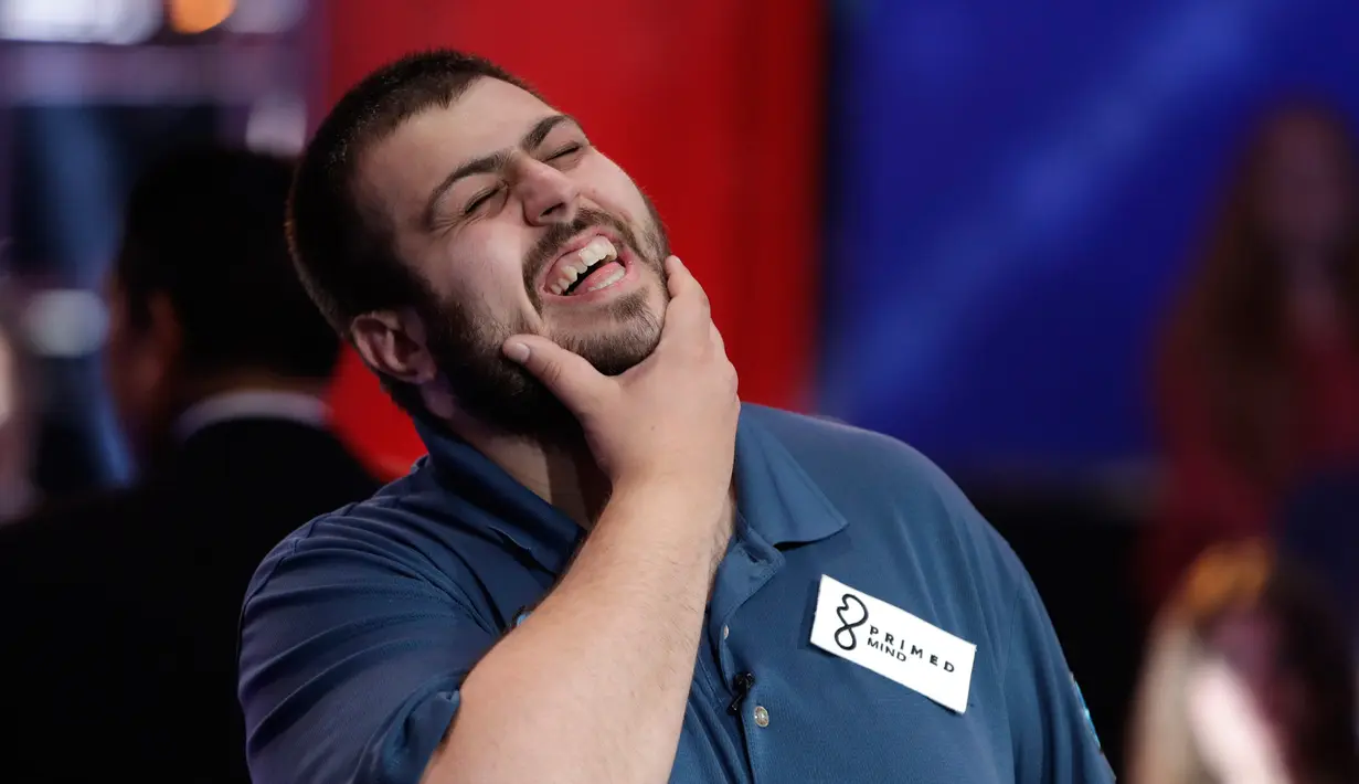 Senyum Scott Blumstein dari AS setelah memenangkan Kejuaraan Dunia Poker (World Series of Poker Main Event) di Las Vegas, Minggu (23/7). Blumstein berhasil membawa pulang 8.15 juta US Dolar atau sekitar Rp 106,7 miliar (AP Photo/John Locher)