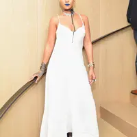 Penyanyi yang identik dengan warna lipstiknya yang unik ini mengaku tidak ingin membiarkan siapapun masuk. Ia punya banyak pekerjaan yang harus dilakukan. (AFP/Bintang.com)