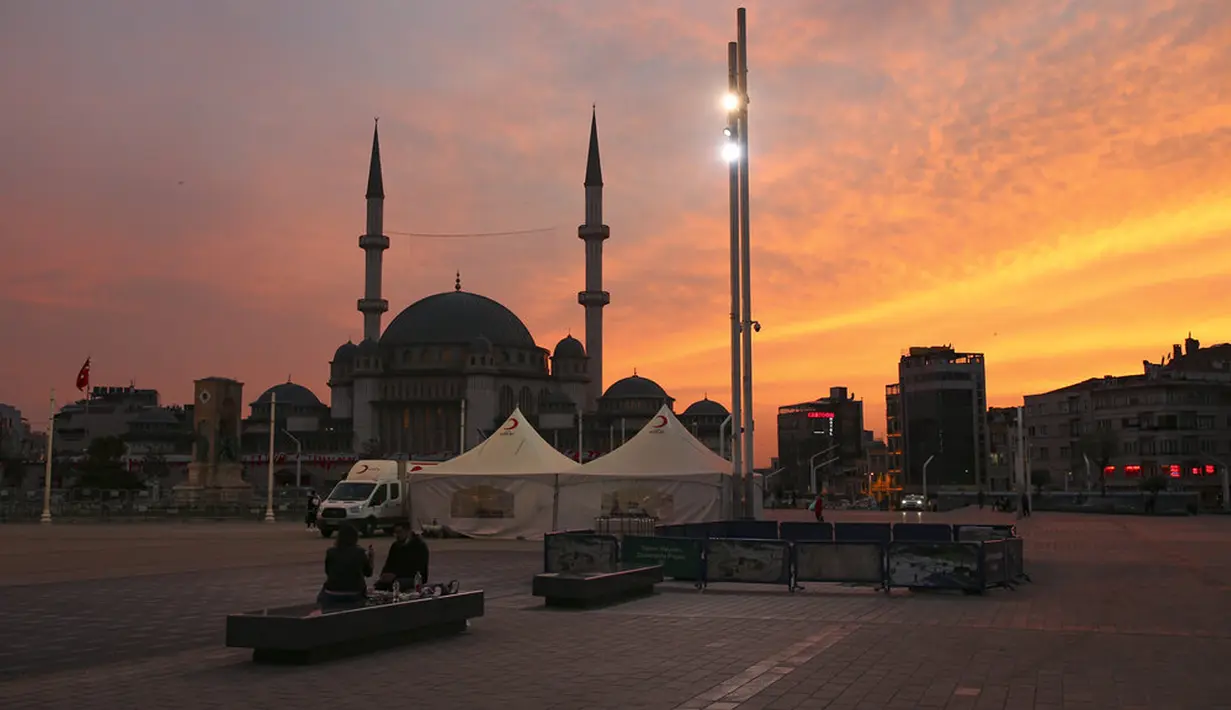 Taksim Square yang ikonik dan sepi di Istanbul, Turki, Kamis (29/4/2021). Turki memulai lockdown terbaru untuk membantu melindungi dari penyebaran virus corona  COVID-19. (AP Photo/Emrah Gurel)