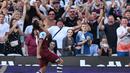 Pemain West Ham, Lucas Paqueta melakukan selebrasi setelah mencetak gol ketiga timnya ke gawang Chelsea pada laga pekan kedua Liga Inggris 2023/2024 di London Olympic Stadium, London, Minggu (20/08/2023) malam WIB. (AFP/Justin Tallis)