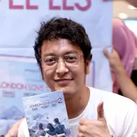 Saat ditemui usai menghadiri launching novel London Love Story 2 di Gramedia World Karawang, Senin (30/1), Dimas membocorkan sedikit karakternya dalam London Love Story 2. Ia juga menceritakan, saat menjalani syuting di Swiss. (Nurwahyunan/Bintang.com)