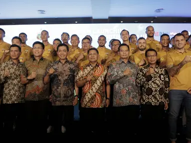 Para pemain dan petinggi Bhayangkara FC foto bersama saat launching tim di Hotel Borobudur, Jakarta, Jumat (23/2/2018). Bhayangkara FC memperkenalkan pemain dan jersey baru untuk musim Liga Indonesia musim 2018. (Bola.com/M Iqbal Ichsan)