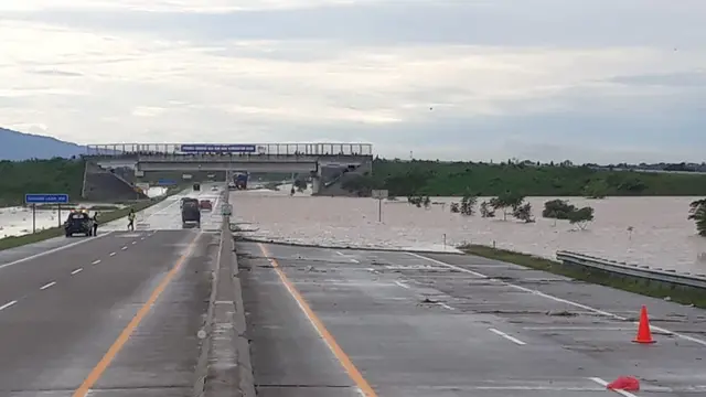 Jalan Tol Ngawi Kertosono KM 604+000 Madiun Jawa Timur Banjir