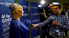 Kru televisi mewawancarai Sophia di sela acara KTT Global "AI for Good" di International Telecommunication Union (ITU) di Jenewa, Swiss (7/6). Robot buatan David Hanson dan tim dari Hanson Robotic ini terbuat dari silikon paten. (Reuters/Denis Balibouse)