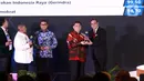 Ketua DPP PDIP Utut Adianto (kedua kanan) menerima penghargaan Anugerah Keterbukaan Informasi Publik Tahun 2022 di Tangerang, Banten, Rabu (14/12/2022). Partai Demokrasi Indonesia Perjuangan (PDIP) kembali berhasil meraih penghargaan Anugerah Keterbukaan Informasi Publik Tahun 2022 dari Komisi Informasi Pusat (KIP) RI yang diwakili oleh Ketua DPP PDIP Utut Adianto. (Liputan6.com/Johan Tallo)