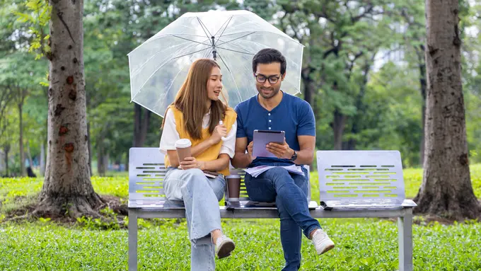 couple kencan bahagia