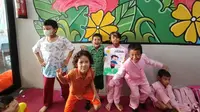 Anak-anak yang berasal dari 30 PAUD di Jakagarsa pun terlihat asik mengikuti berbagai kegiatan menarik dan kreatif seperti membaca nyaring, menari, dan mewarnai bersama tim volunteer Tentang Anak.