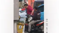 Ngamuk Diserempet, Pengemudi Alphard Rusak Motor Pakai Batu