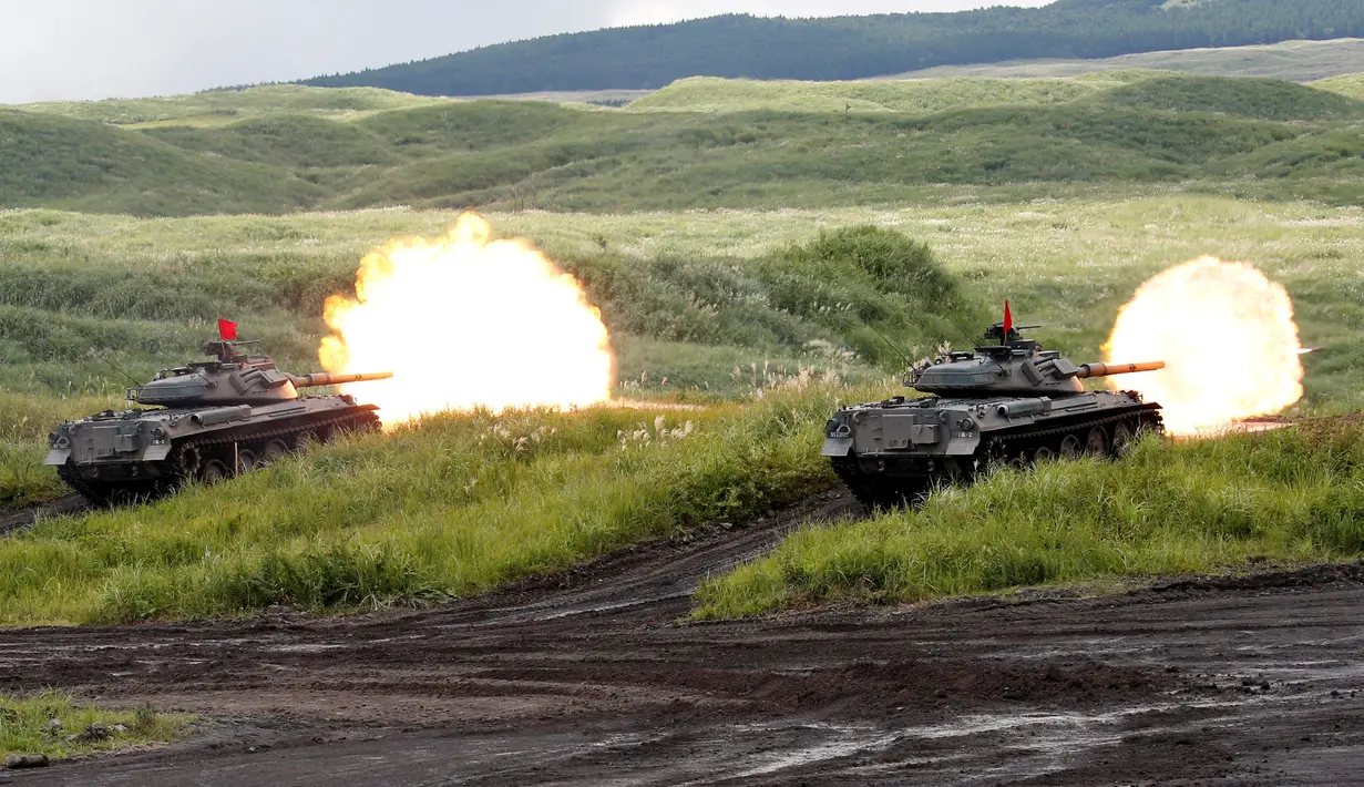 Kendaraan tank menembakan peluru dalam sesi latihan tahunan di dekat Gunung Fuji di lapangan pelatihan Higashifuji di Gotemba, Tokyo, (25/08). Latihan  ini sebagai bentuk untuk mengantisipasi teror uji coba rudal Korea Utara. (REUTERS / Kim Kyung-Hoon)