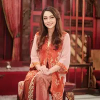 dr. Reisa Broto Asmoro tampil dengan kebaya motif batik warna coral yang serasi dengan bawahan kainnya. [@reisabrotoasmoro]