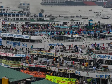 Orang-orang naik kapal feri untuk melakukan perjalanan mudik ke tempat asal mereka untuk merayakan Idul Fitri di Dhaka, Bangladesh, Sabtu (30/4/2022). Warga Bangladesh berbondong-bondong memenuhi moda transportasi untuk bisa mudik atau pulang kampung agar bisa merayakan Idul Fitri dengan sanak keluarga. (AFP/Munir uz Zaman)