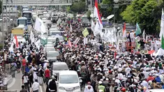 Massa gabungan berkumpul di depan PN Jakarta Utara saat sidang kasus dugaan penodaan agama dengan terdakwa Basuki Tjahaja Purnama, Selasa (27/12). Sidang beragendakan putusan sela dari majelis hakim. (Liputan6.com/Helmi Fithriansyah)