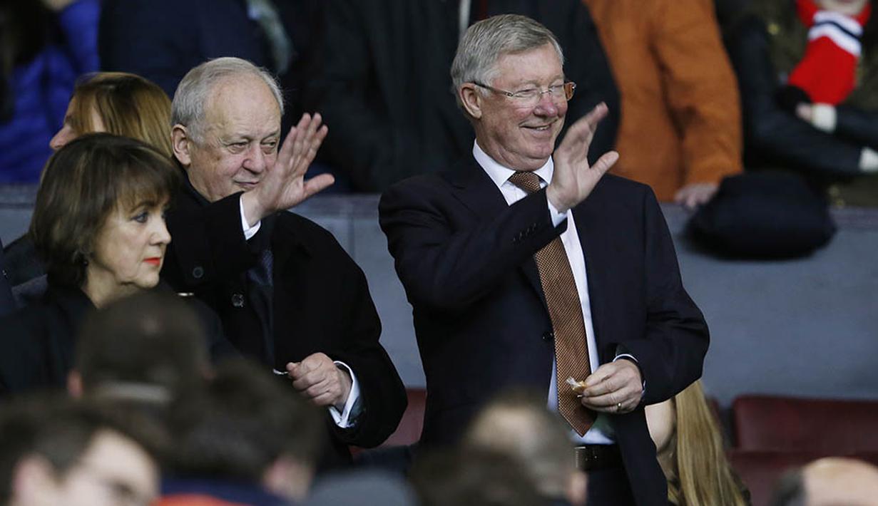 Mantan pelatih legendaris MU, Sir Alex Ferguson, turut menyaksikan big match antara MU melawan Chelsea di Stadion Old Trafford, Inggris. (Reuters/Phil Noble)