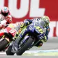 Pembalap Movistar Yamaha, Valentino Rossi terus mendapatkan tekanan sebelum mengamankan podium juara MotoGP Belanda 2017 di Sirkuit Assen. (Vincent Jannink / ANP / AFP)