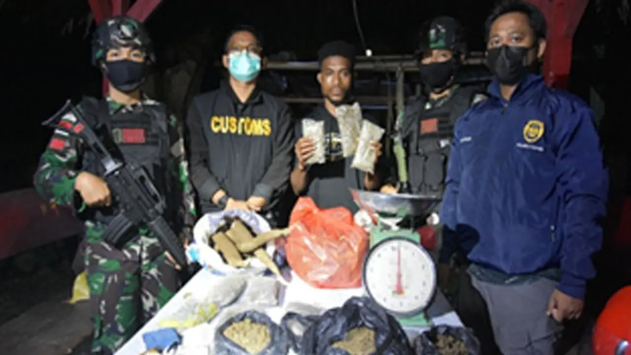 Bea Cukai Jayapura dan Satgas Pamtas Yonif 131/Braja Sakti Gagalkan Penyelundupan Ganja di Pos Pitewi