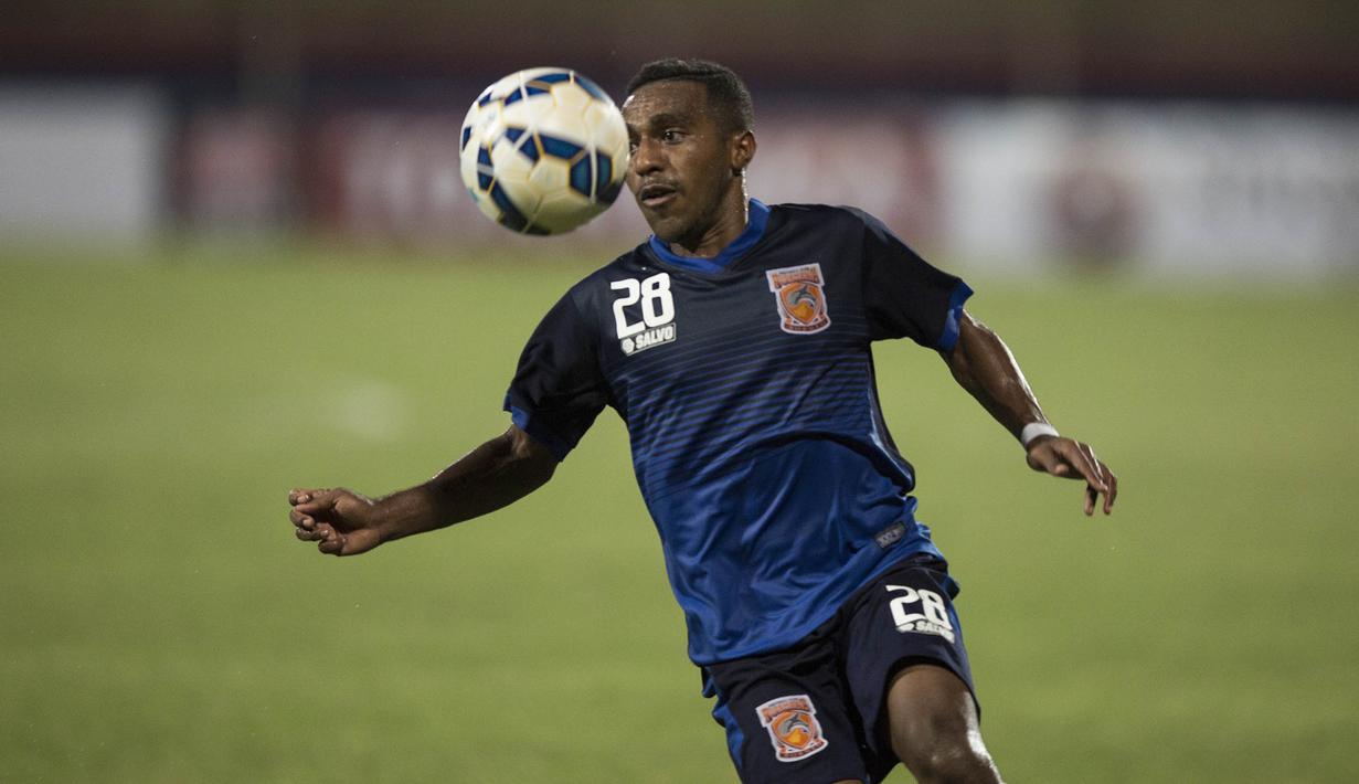 Pemain PBFC, Terens Puhiri, mengontrol bola saat menghadapi PS TNI pada laga Piala Jenderal Sudirman di Gelora Delta Sidoarjo, Jawa Timur, Rabu (18/11/2015). (Bola.com/Vitalis Yogi Trisna)