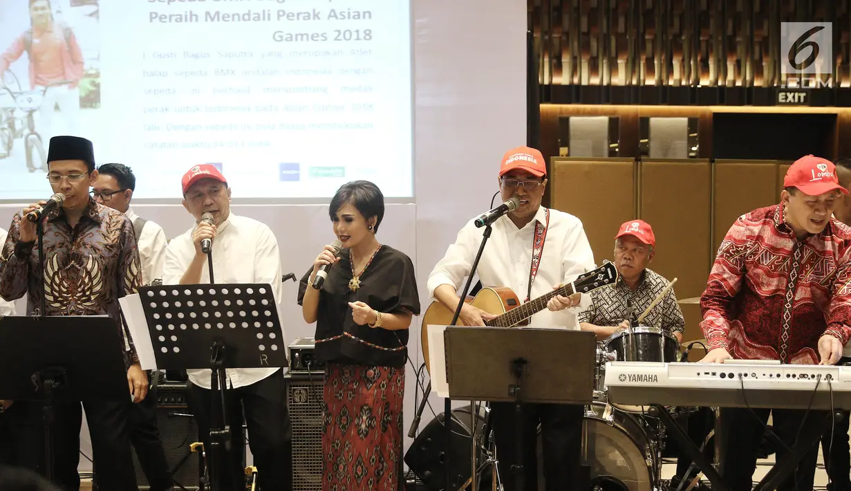 Gubernur NTB, TGB Muhammad Zainul Majdi saat tampil bersama dengan grup band Elek Yo Band pada acara penggalangan dana untuk Lombok-Sumbawa dan peluncuran buku TGBNomics di Jakarta, Jumat (14/9). (Liputan6.com/Herman Zakharia)