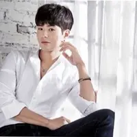 Wanita mana yang tak meleleh melihat sosok pria tampan dan berintegritas tinggi. Park Bo Gum, pemeran drama korea ‘Moonlight Drawn by Clouds’ belakangan ini sedang digilai para wanita di dunia terutama para kpopers. (Instagram/Parkbogumofficial)