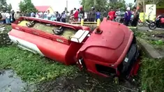 Sebuah truk tangki Pertamina menabrak tukang sayur yang akan ke pasar. Kejadian ini membuat tukang sayur luka-luka dan dagangan tumpah ruah ke jalan.