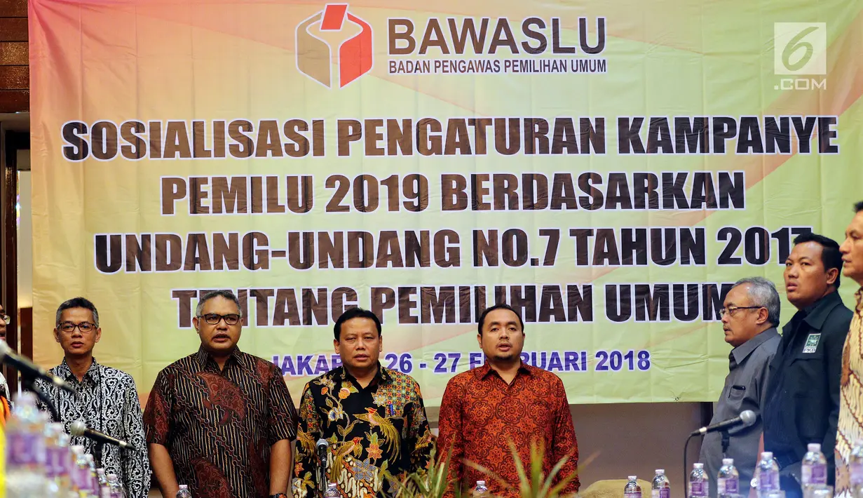 Ketua Bawaslu Abhan (ketiga kiri) menghadiri acara sosialisasi pengaturan kampanye pemilu 2019 berdasarkan undang undang no 7 tahun 2017 tentang pemilihan umum di Jakarta, Senin (26/2). (Liputan6.com/JohanTallo)