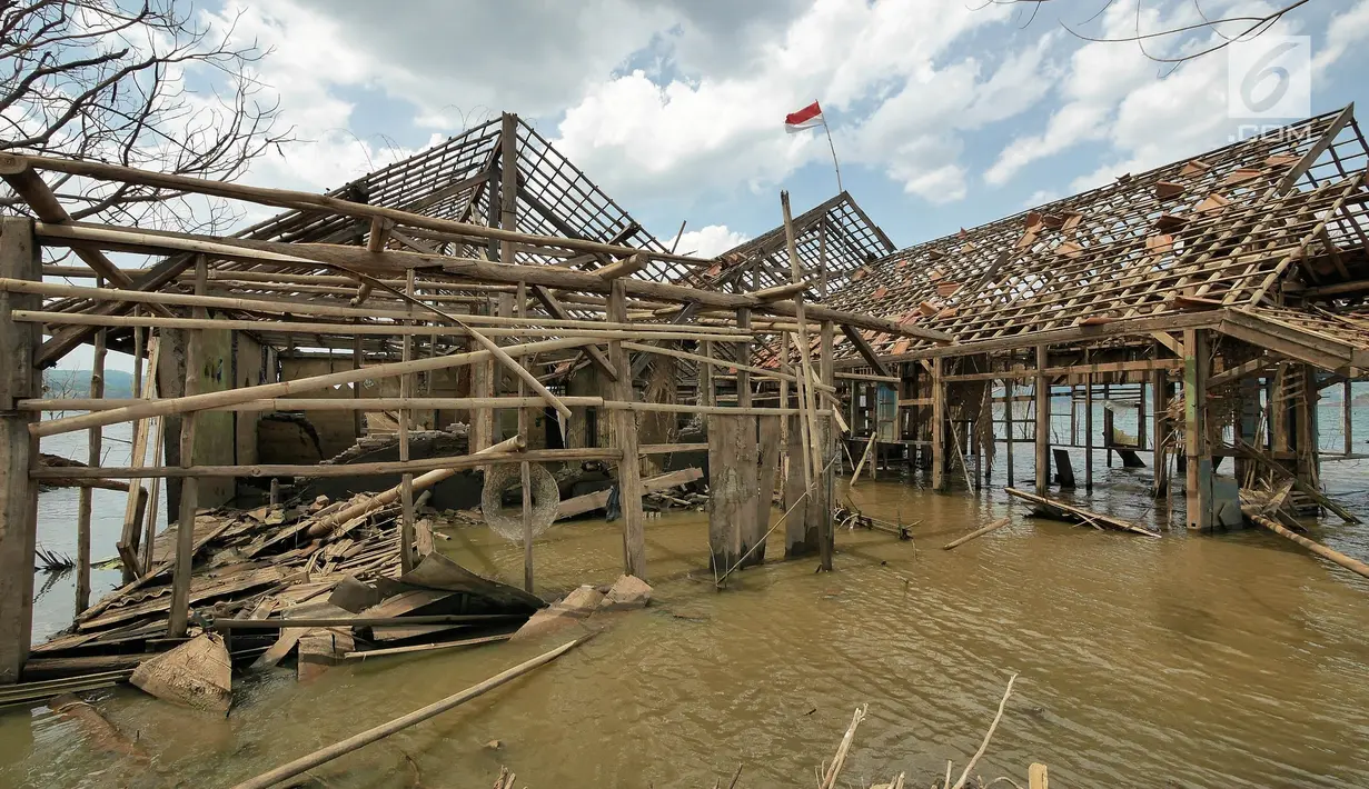 Bangunan rumah di Waduk Jatigede, Desa Cipaku, Sumedang, Jawa Barat, Senin  (17/9). Musim kemarau panjang menyebabkan Waduk Jatigede surut sehingga puing bangunan Desa Cipaku yang tenggalam kembali terlihat. (Liputan6.com/Herman Zakharia)
