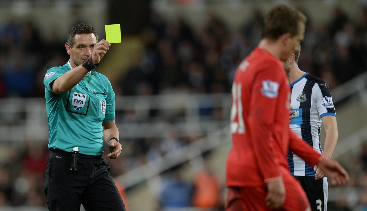 Wasit Andre Marriner memberi kartu kuning kepada pemain Liverpool, Lucas Leiva, dalam lanjutan Liga Inggris di Stadion St James' Park, Newcastle, Minggu (6/12/2015). (AFP/Oli Scarff)