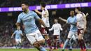 Striker Manchester City, Sergio Aguero, merayakan gol yang dicetaknya ke gawang Burnley pada laga Piala FA di Stadion Etihad, Manchester, Sabtu (6/1/2018). City menang 4-1 atas Burnley. (AFP/Oli Scarff)