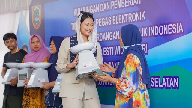 Wamendag Dyah Roro Esti Widya Putri menyerahkan timbangan pegas elekronik dan satu set anak timbangan standar di Pasar Pandu, Banjarmasin, Kalimantan Selatan. (Foto: istimewa)