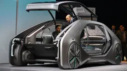 Kendaraan robot dengan mobilitas berbagi, Renault EZ-GO, pada pameran otomotif Geneva Motor Show 2018, Selasa (6/3). Mobil robot tersebut menerapkan konsep mobilitas berbagi sehingga siapapun bisa nebeng di mobil ini saat bepergian. (Fabrice COFFRINI/AFP)