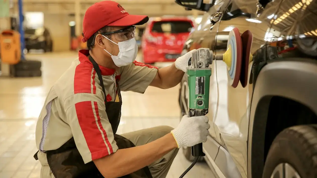 Proses Pemolesan Bodi Mobil di Bengkel Resmi