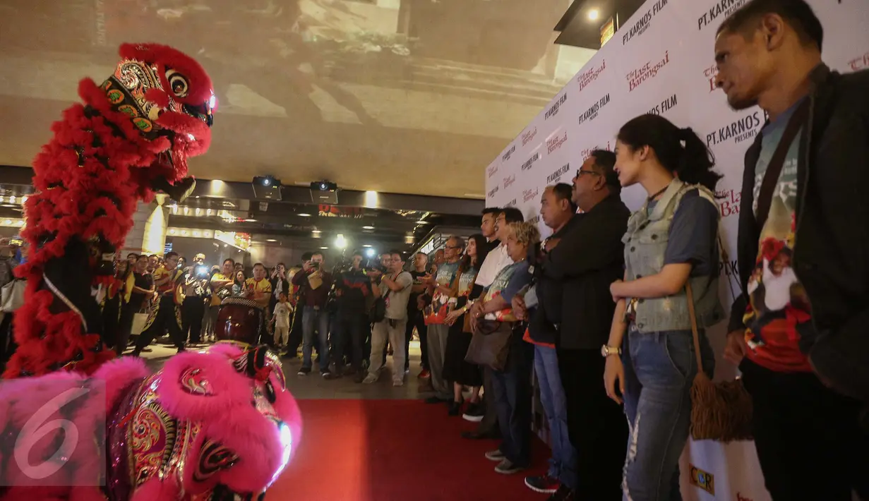Cagub Banten Rano Karno saat menyaksikan aksi barongsai saat pemutaran perdana Film berjudul ‘The Last Barongsai’ di Jakarta, Jumat (20/1). (Liputan6.com/Faizal Fanani)
