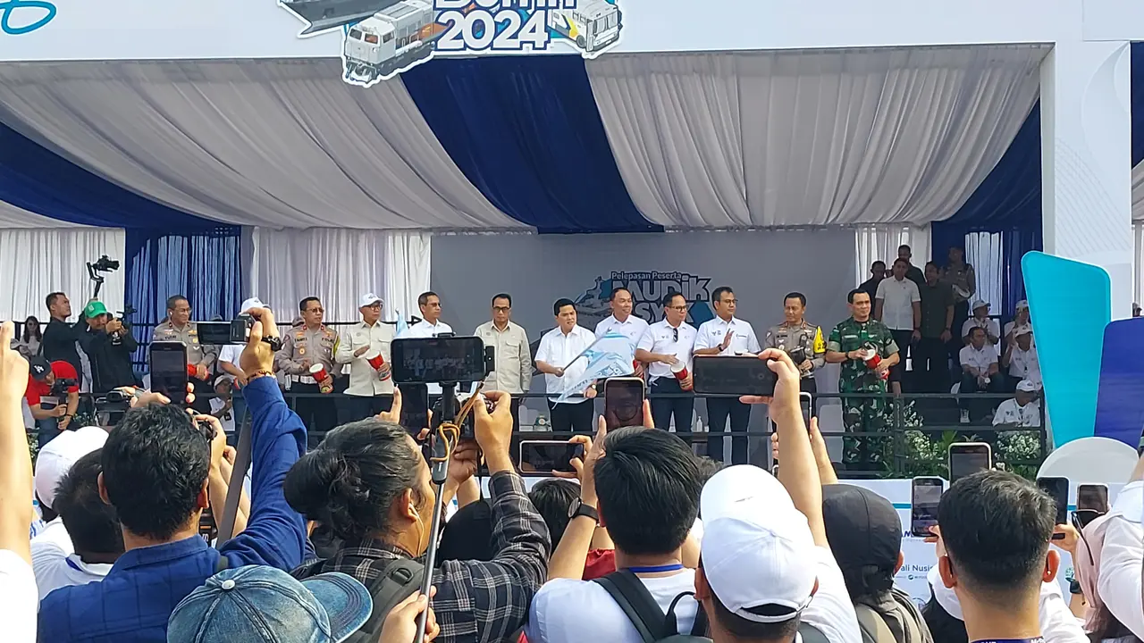 Menteri BUMN Erick Thohir memberangkatkan puluhan ribu peserta mudik gratis BUMN, di Monumen Nasional, Jakarta, Jumat (5/4/2024). (Arief/Liputan6.com)