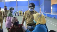 Wali Kota Tangerang Arief R Wismansyah memantau vaksinasi Covid-19 bagi lansia di GOR Karawaci Baru. (Liputan6.com/ Pramita Tristiawati)
