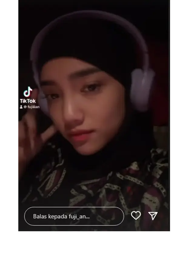 8 Momen Fuji dan Fadly Faisal Berangkat Umroh Bersama, Penampilan Curi Perhatian
