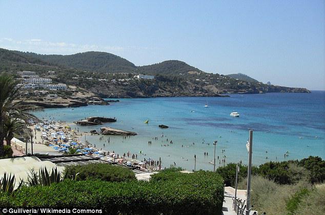 Kawasan wisata Ibiza yang terkenal dengan suasana romantis untuk menikmati matahari terbenam | Photo: Copyright dailymail.co.uk