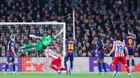 Pemain Atletico Madrid, Julian Alvarez, mencetak gol ke gawang Barcelona pada leg pertama perempat final Liga Champions 2025/2026 di Stadion Camp Nou, Kamis (9/4/2026). (AFP/Josep Lago)