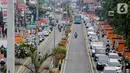Kendaraan bermotor melaju tersendat di sepanjang Jalan Otista Raya, Jatinegara, Jakarta, Kamis (10/9/2019). Kemacetan disebabkan karena terdapat banyak titik di ruas jalan tersebut yang sedang mengerjakan proyek pembangunan trotoar dan galian kabel. (Liputan6.com/Faizal Fanani)