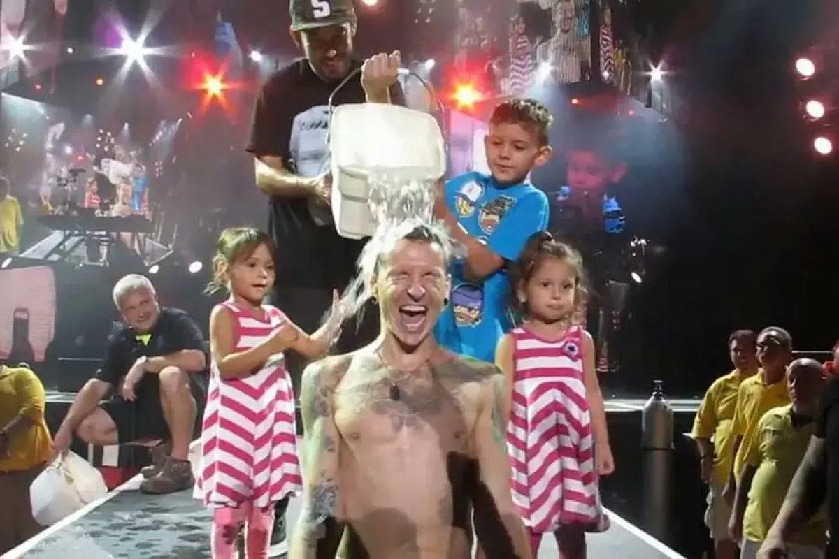 Vokalis Linkin Park Lakukan Ice Bucket Challenge di Atas Panggung