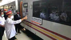 Menteri Perhubungan Budi Karya Sumadi melepas KA Jayakarta di Stasiun Pasar Senen, Jakarta, Kamis (19/10/2020). Budi meninjau Stasiun Pasar Senen untuk memastikan masalah keselamatan maupun penerapan protokol kesehatan saat libur panjang berlangsung dengan baik. (Dok: Kemenhub)