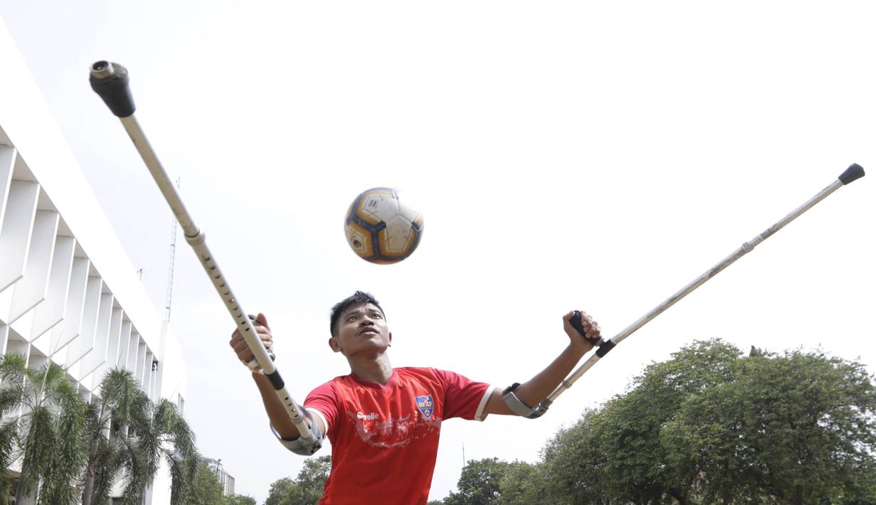 Tim Garuda INAF yang merupakan pesepak bola amputan berlatih di Lapangan R.S Suyoto, Jakarta, Sabtu (12/10). Kunjungan ini dilakukan untuk memberi dukungan kepada Tim Garuda INAF jelang Piala Asia Amputee Football 2020. (Bola.com/Vitalis Yogi Trisna)